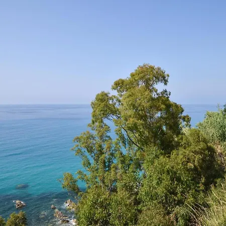 2 Bedroom Lovely In Паргелия